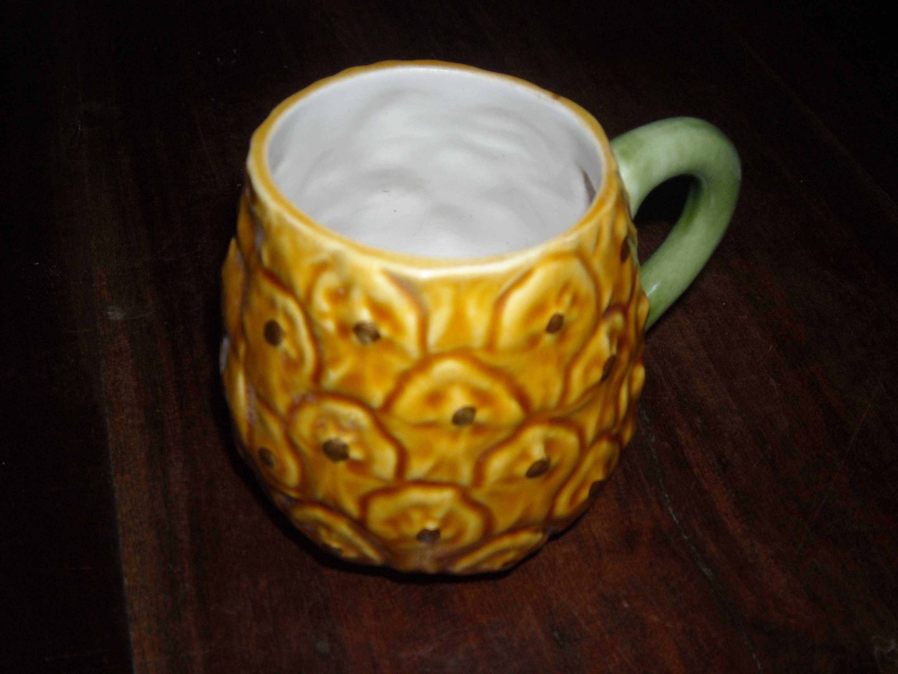 Caneca antiga forma ananas