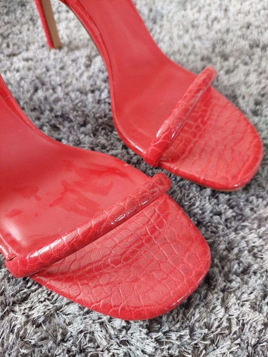 Sandálias salto alto vermelho