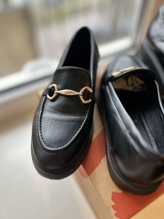 Стильні чорні лофери з золотистою фурнітурою. Vegan Friendly.