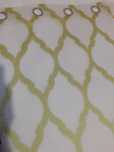 Cortina estampada branco com verde com argolas