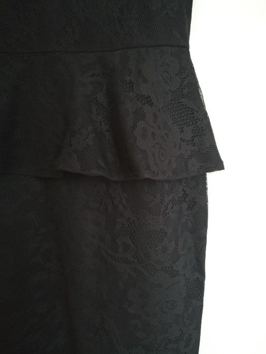 Czarna sukienka z baskinką Reserved, r. XS