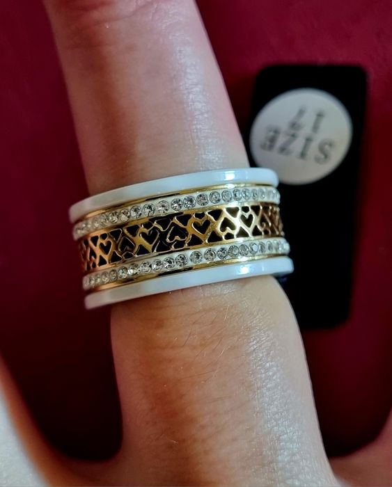 Anel dourado e branco, em aço, com corações e zirconias. T17