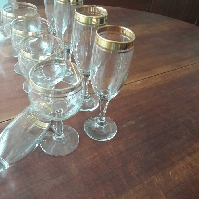 Conjunto de 12 copos com detalhes dourados