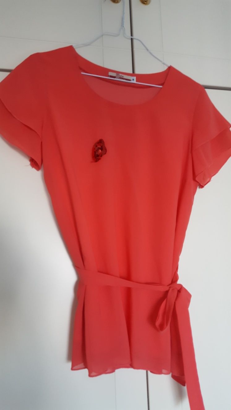 Blusa coral com aplique em lantejoulas e cinto mesmo tecido