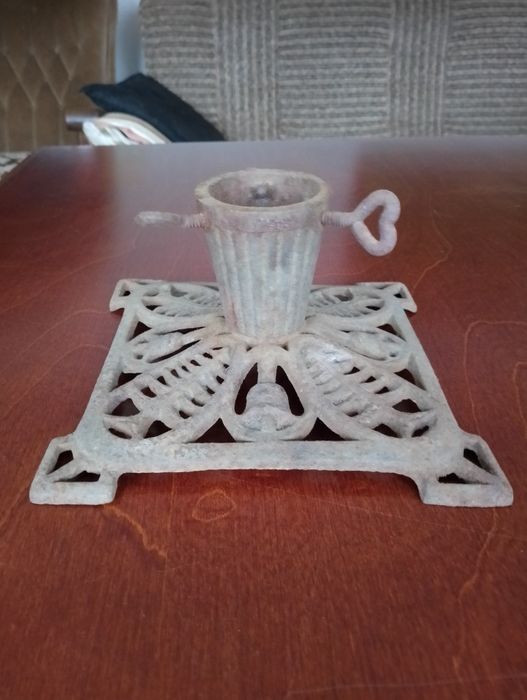 Starodawny żeliwny stojak do choinki - podstawa