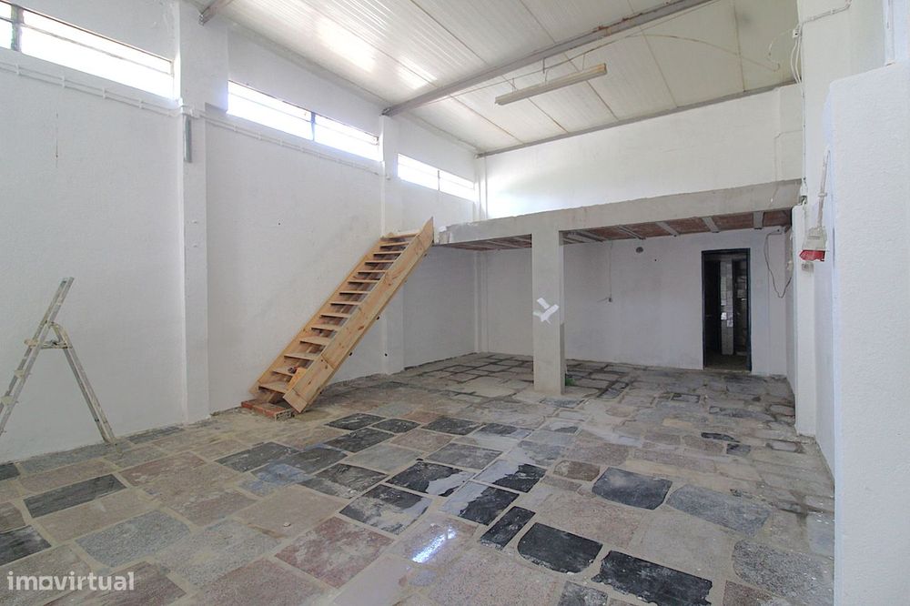 **Armazém para Arrendamento em Local Privilegiado**