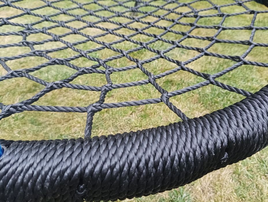 Duże bocianie gniazdo