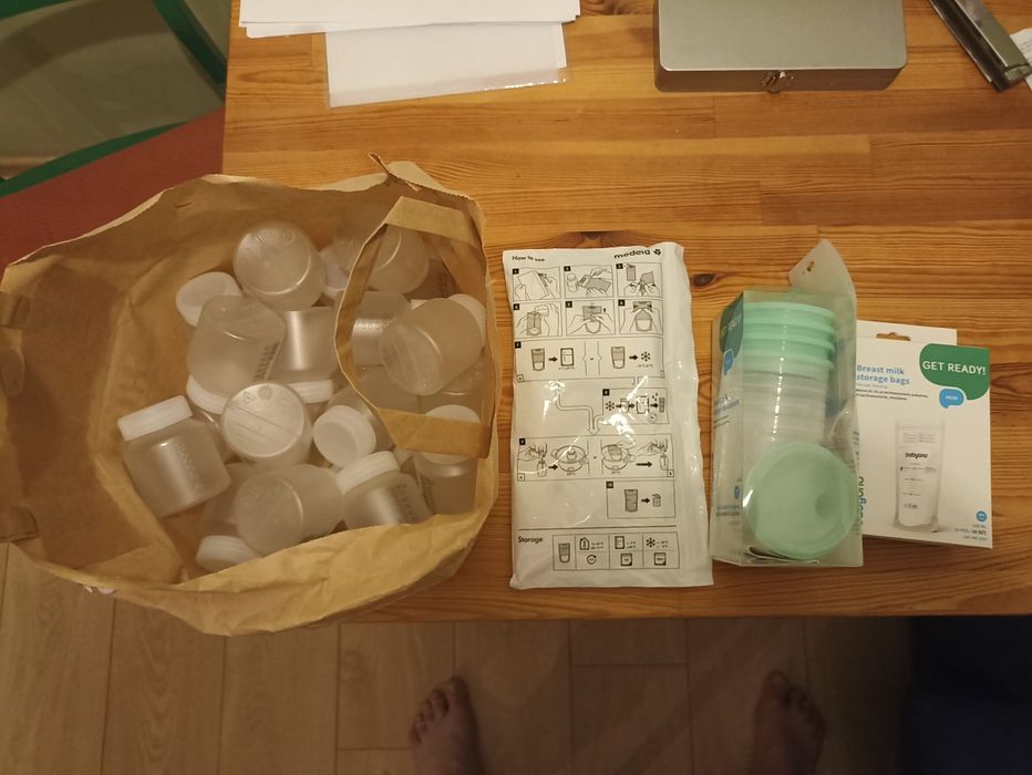 Zestaw pojemników na mleko pokarm laktator Medella Babyono