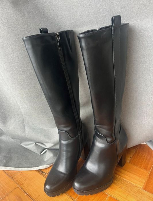 Botas cano alto com salto alto