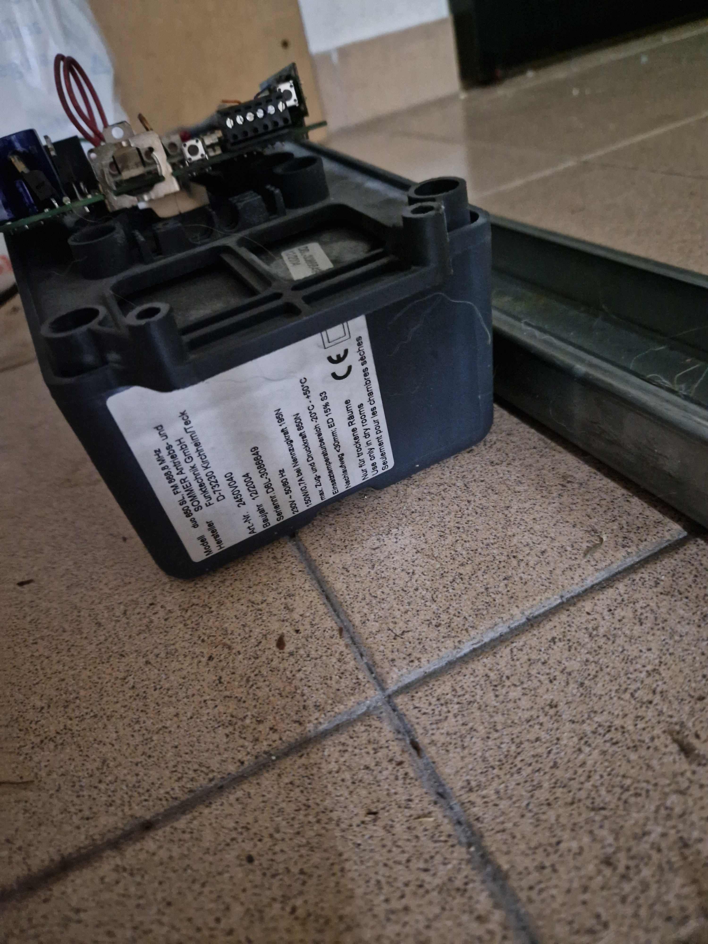 Motor para portão de garagem e calha (Avariado)