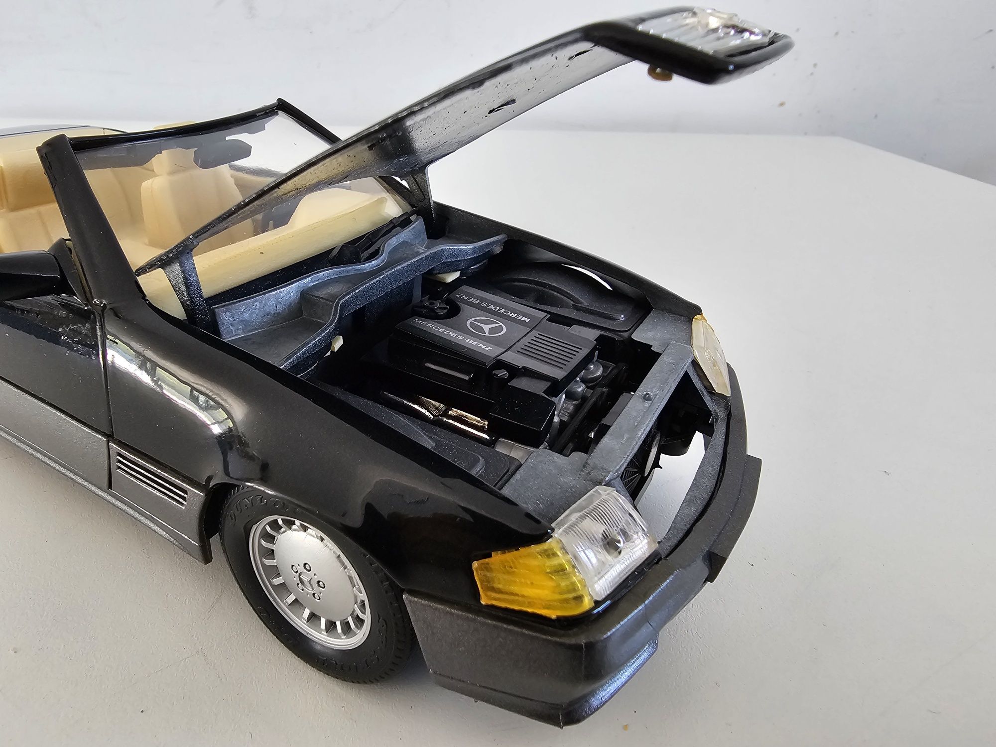 Mercedes 500 sl w skali 1/18 maisto