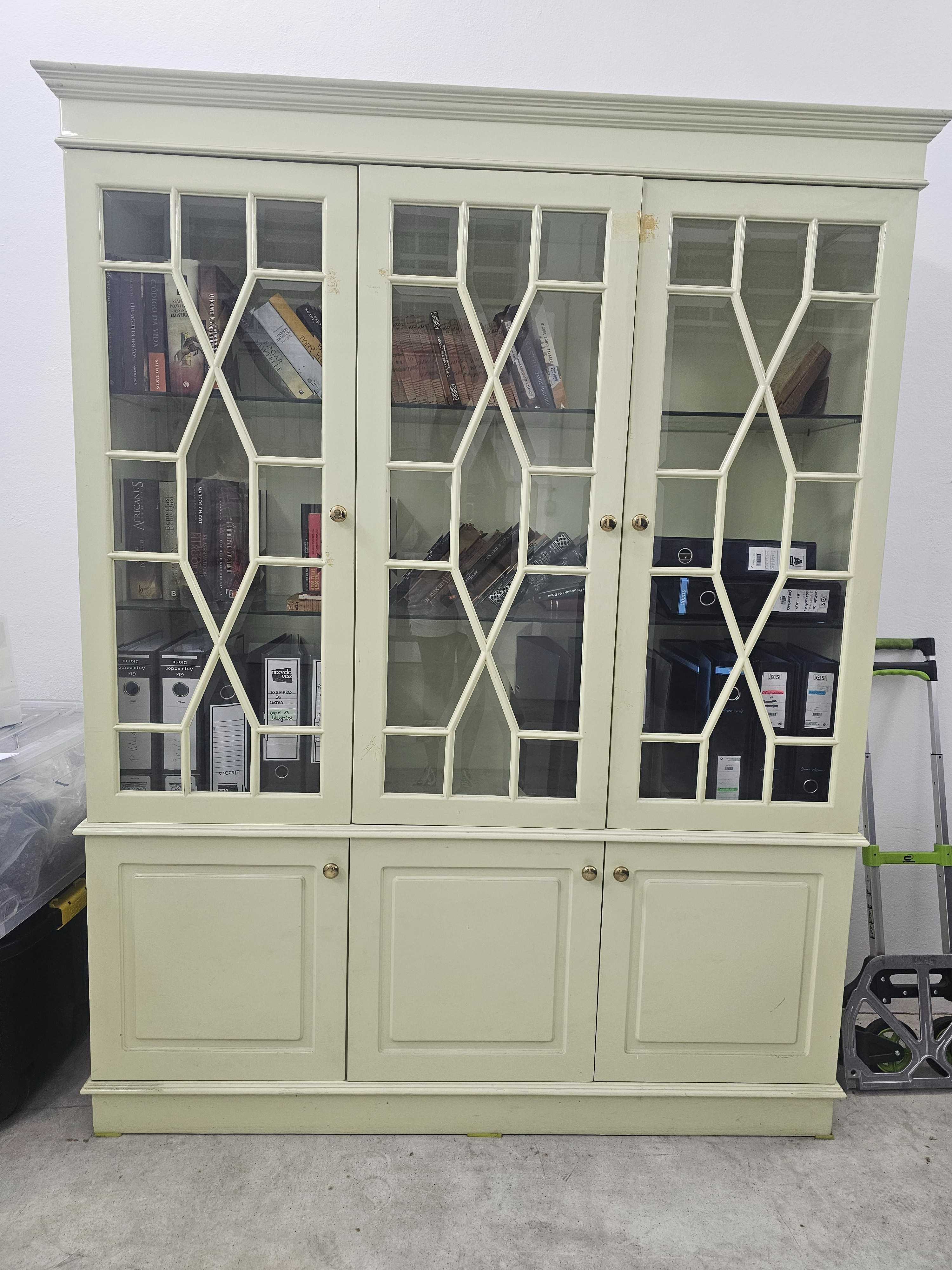 Cristaleira Laqueada em branco com vidros bisotados