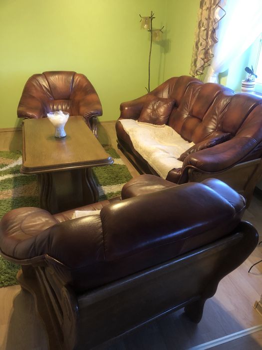 Sofa, fotele skórzane i stolik kawowy komplet do salonu