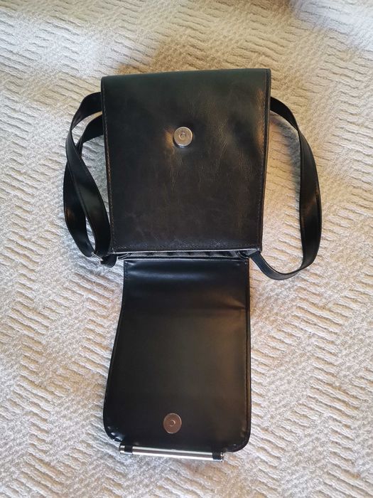 Czarna torebka trapezowa na ramię