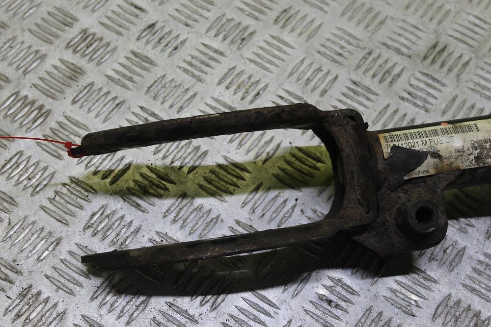 Стійка амортизатора переднього лівого Volkswagen Touareg | 2003-2006