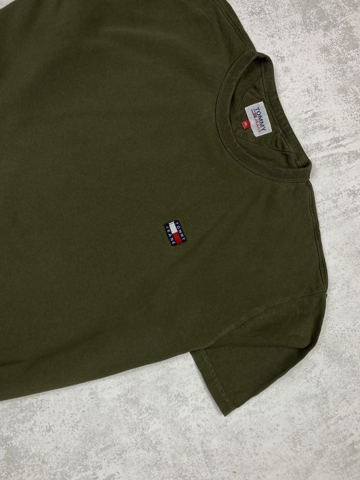 Футболка tommy jeans у кольорі хакі з фірмовим логотипом