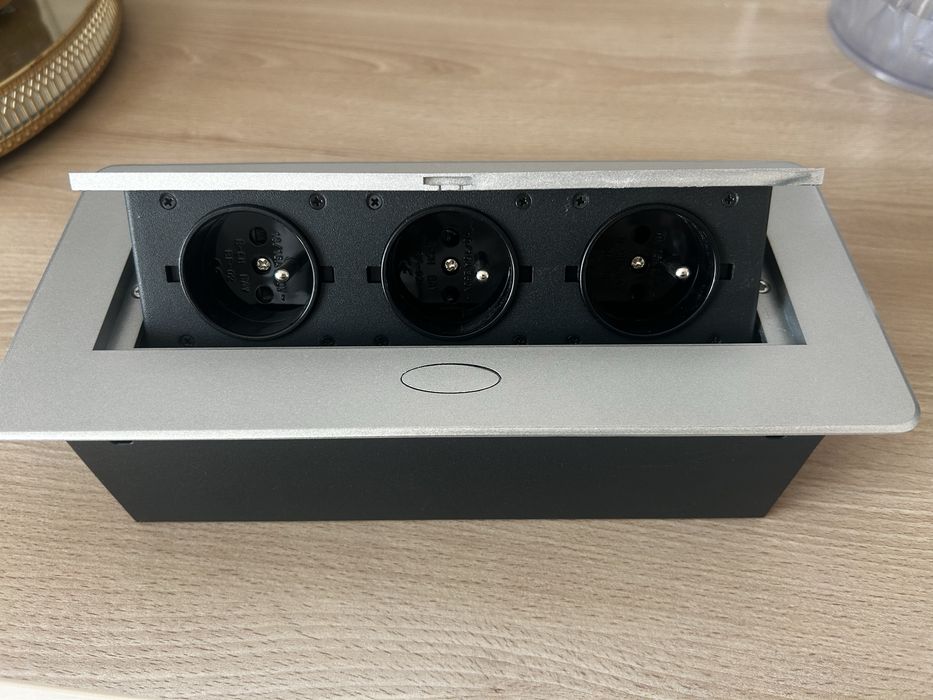 Gniazdo nablatowe chowane