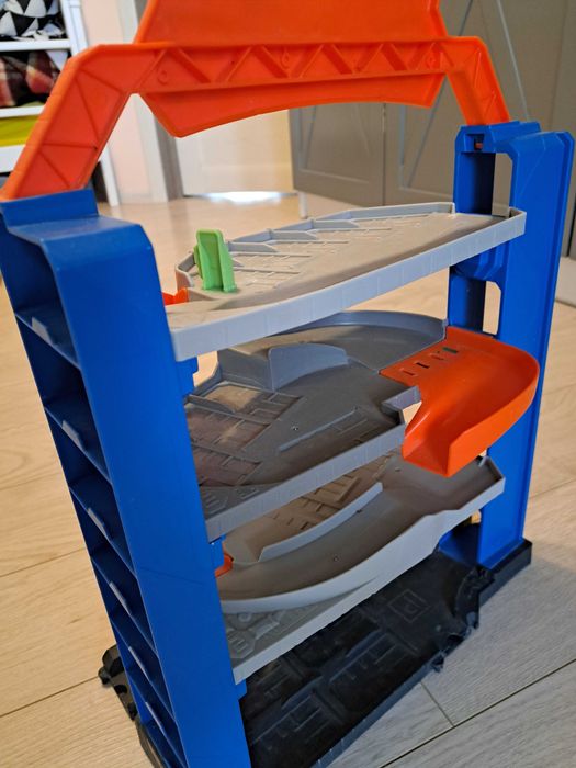 Трек hot wheels гараж