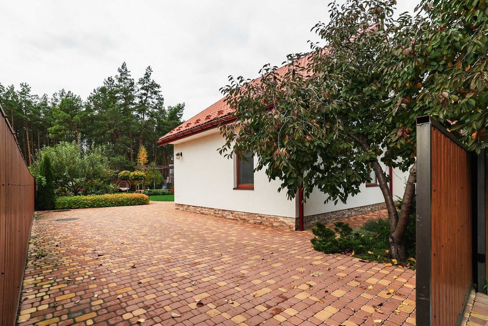 Оренда будинку біля лісу з ванною у спальні, каміном і мангалом.