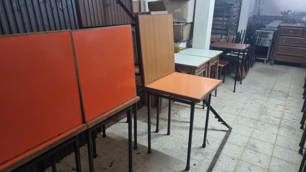 [Vendo] Cadeiras almofadadas e mesas quadradas