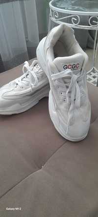 Кросівки білого кольору.