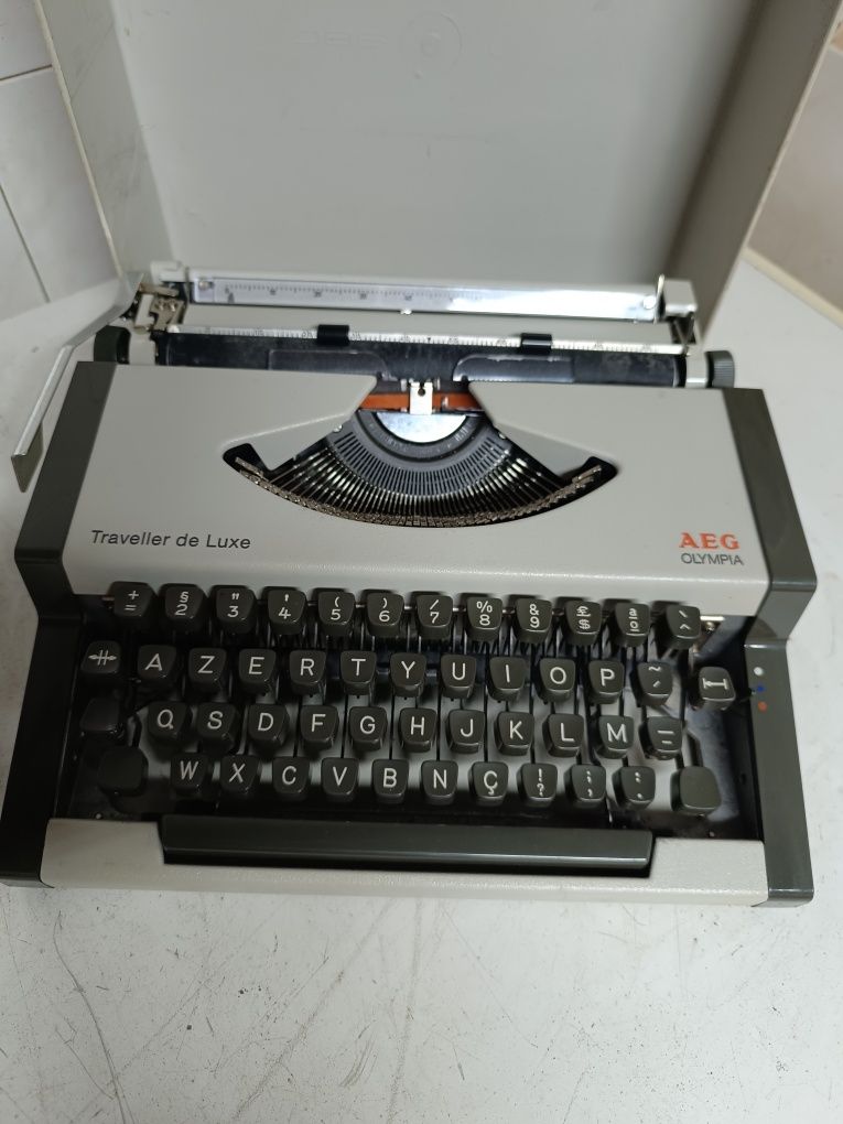 Máquina de escrever AEG