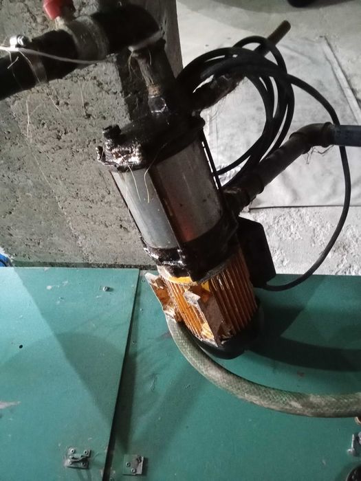 Motor de tirar água com pesca e pinha e tem boia