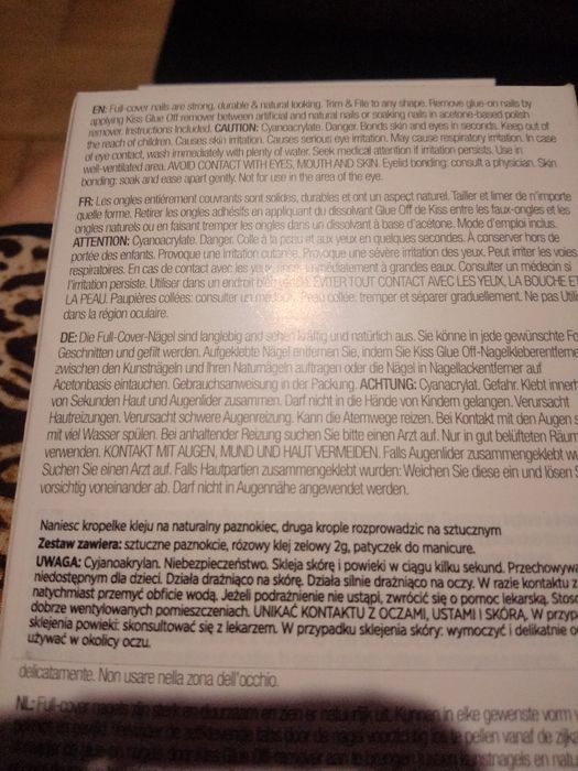 Sztuczne paznokcie z klejem