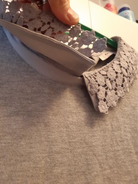 Śliczna szara sweterkowa sukienka z kołnierzykiem