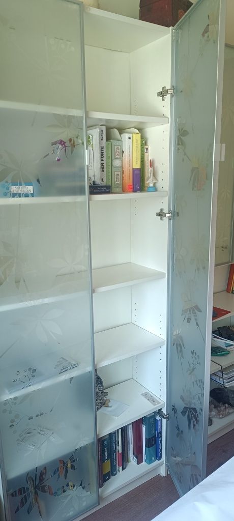 Estante IKEA com portas de vidro