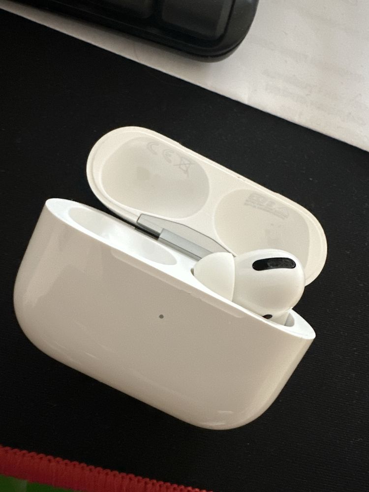 Продам Airpods Pro a2084 Right + кейс