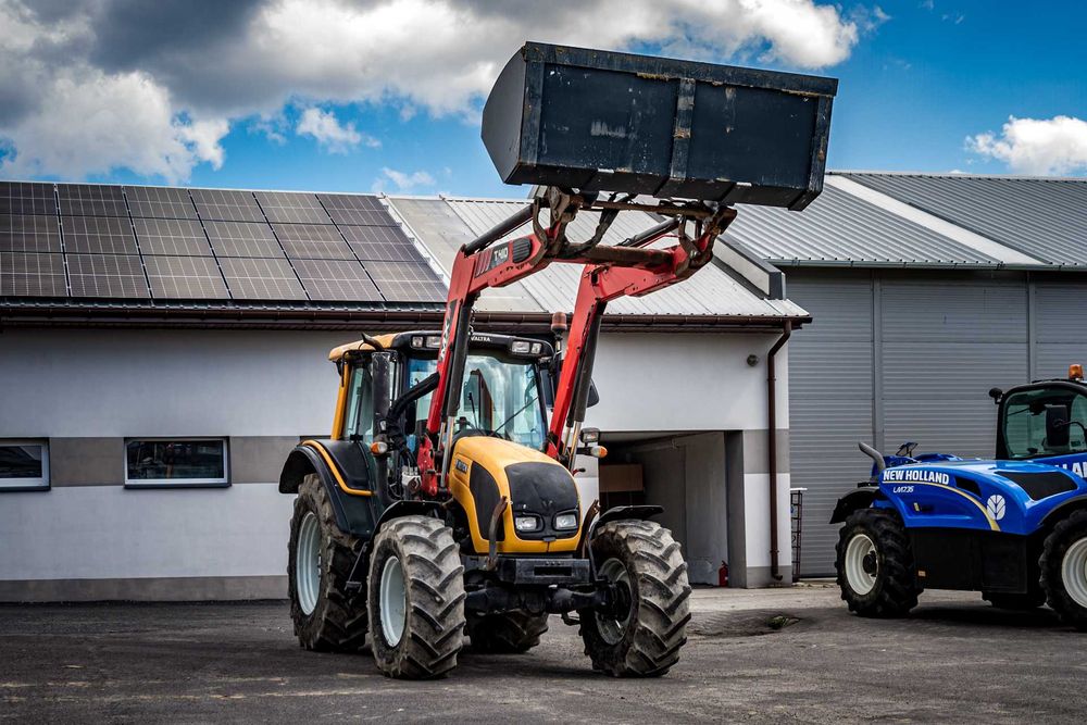Ciągnik rolniczy Valtra N82 (2009) + ładowacz czołowy z łyżką