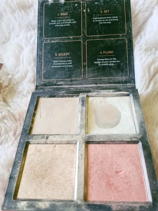 Huda Beauty paletka rozświetlaczy