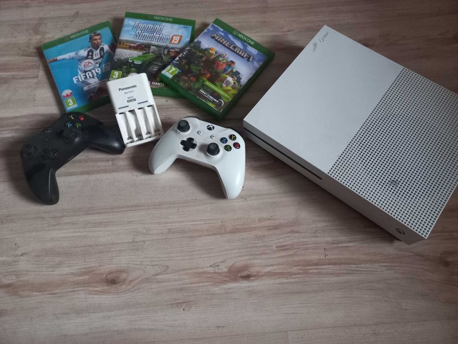 x box one s z trzema grami 2 padani i ladowarką do akumulatorek