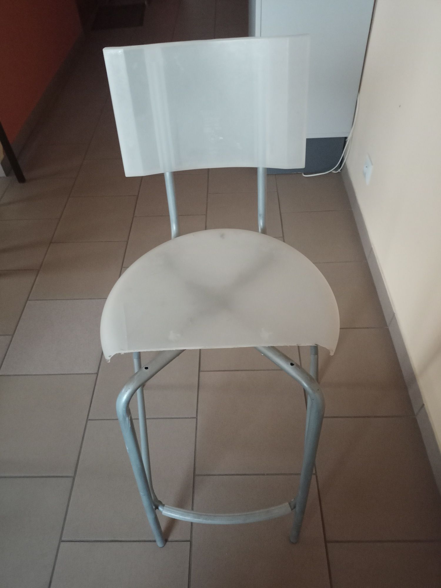 Krzesło barowe, białe