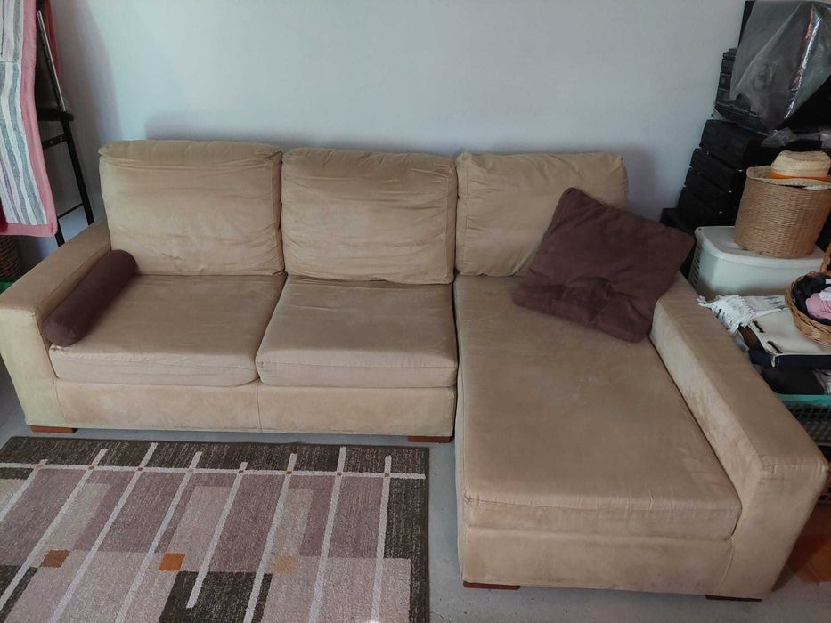 Sofá côr bege com chaise long  à esquerda .