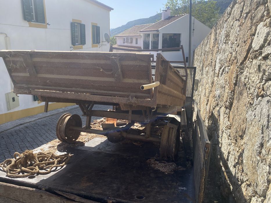 Vendo reboque  para quem queira arejar ou ficar so com o eixo