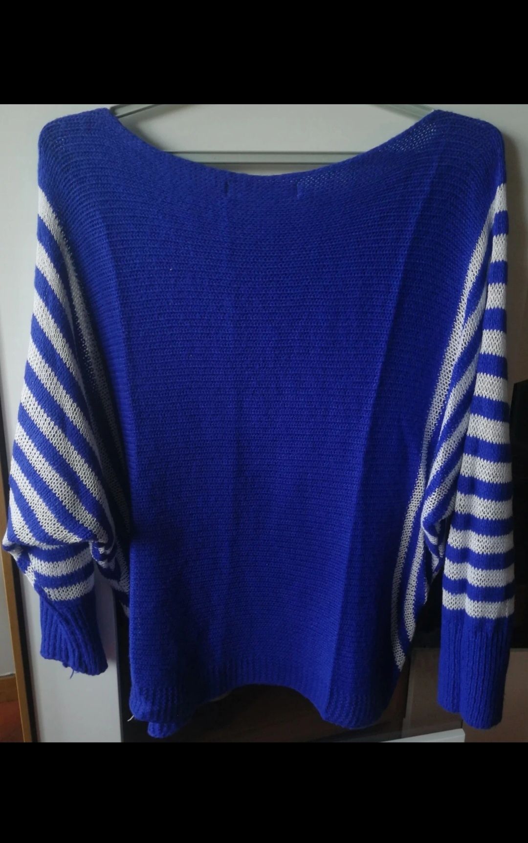 Camisola azul e branca