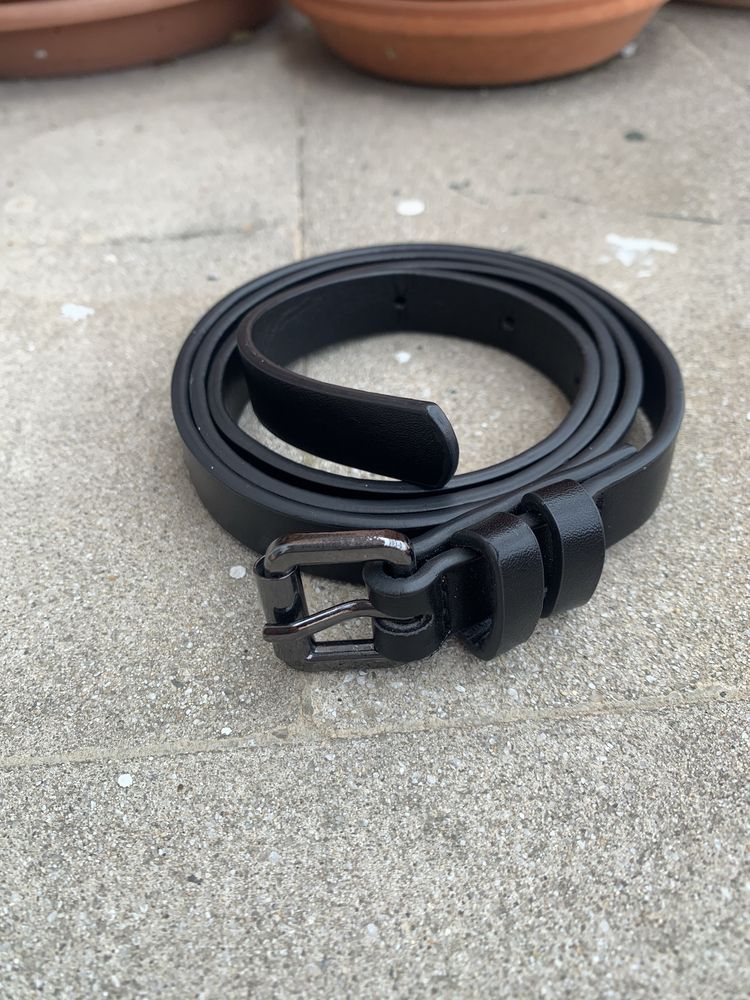 Cinto preto cabedal fivela prateada quadrada 95 cm