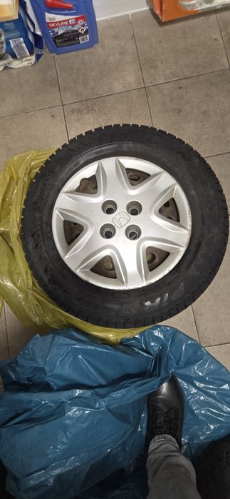 Opony zimowe Pirelli na felgach stalowych 185/70 R14 + kołpaki Hondy