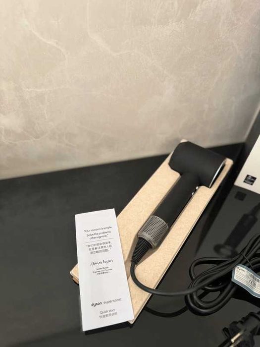 Suszarka Dyson Supersonic Origin w kolorze czarny nikiel.