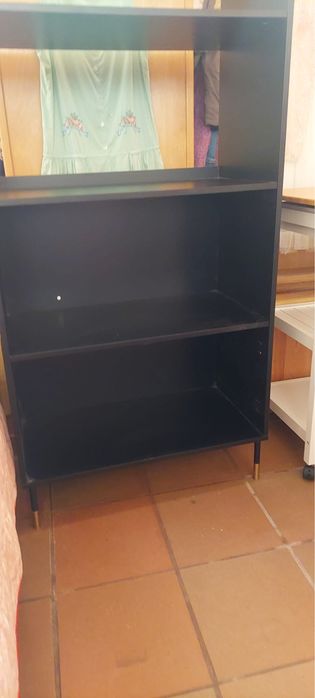 Movel de prateleiras em madeira