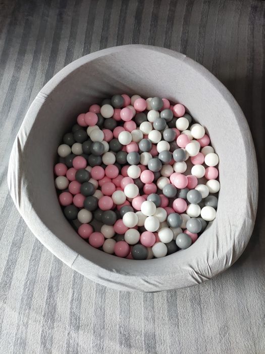 Basen z kulkami / szare, różowe i białe