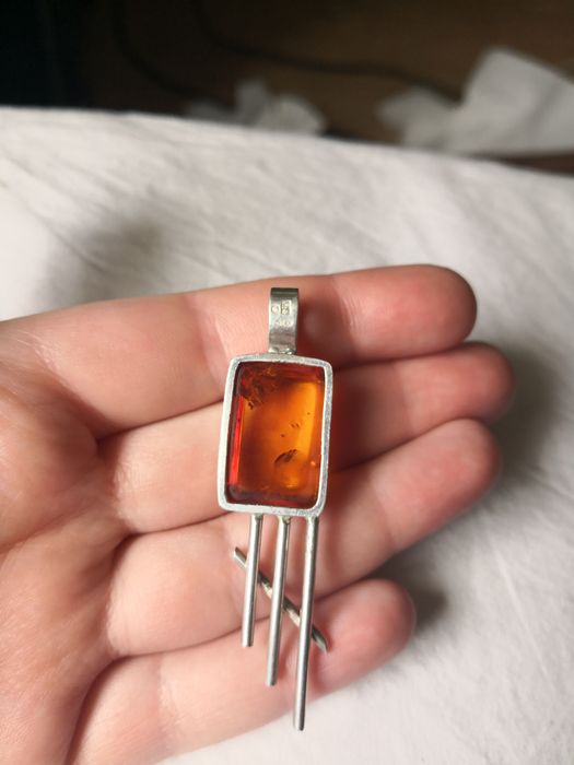 Stara srebrna zawieszka z naturalnym bursztynem srebro biżuteria vinta