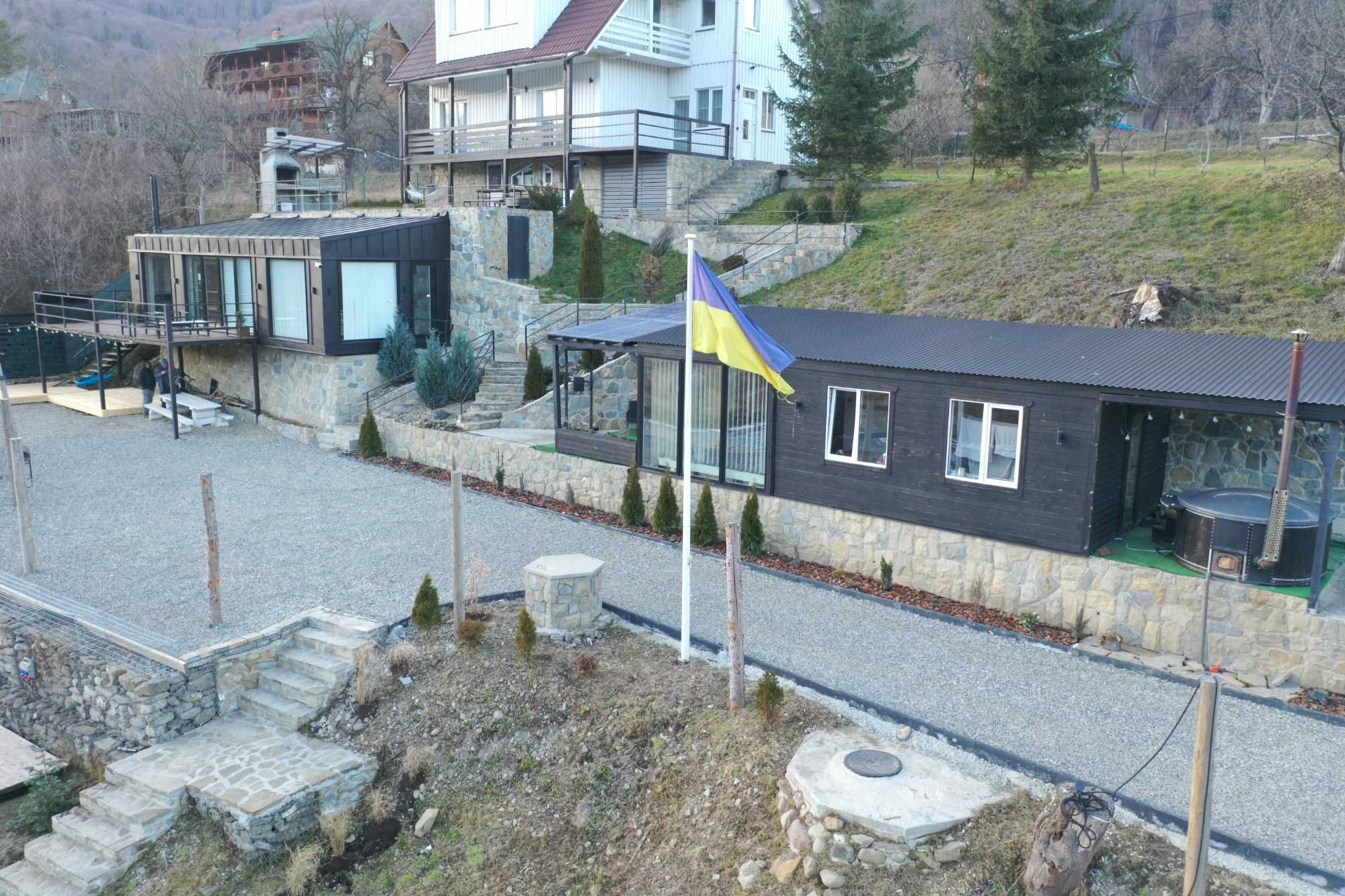 Котедж в Яремчі біля річки,з басейном, на висоті)