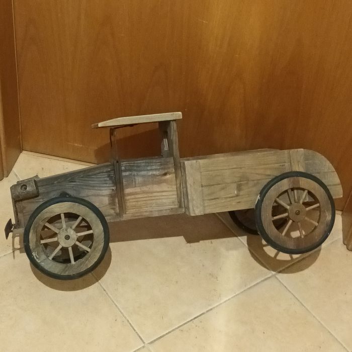 Antigo e raro camião de madeira