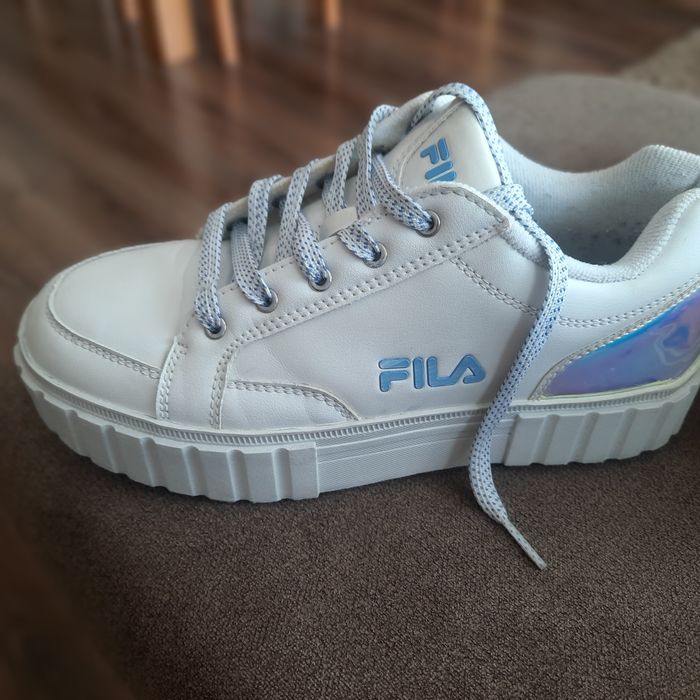 Białe buty Fila.