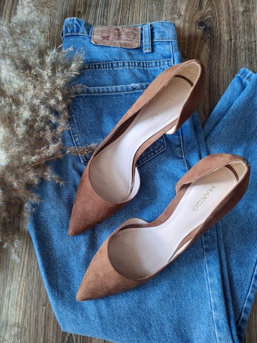 Замшеві туфлі лодочки коричневі з гостим носком від mango