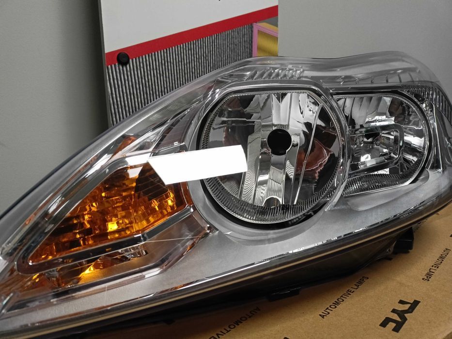 Ford Focus MK2 08-12 Lampa/Reflektor przód lewy /H1+H7