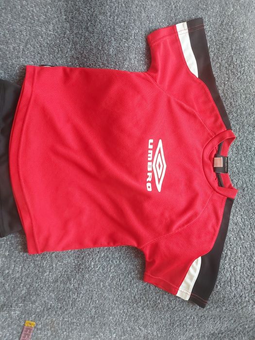 Komplet pilkarski czarno czerwony umbro
